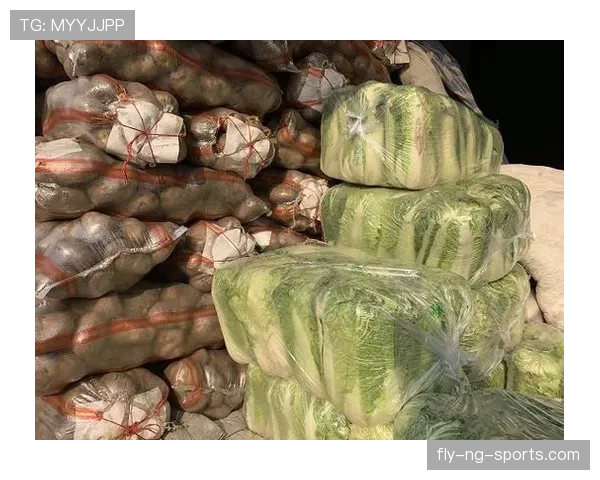 想象萨卡拎菜出超市——银行卡像明星，菜篮子却和咱们没差