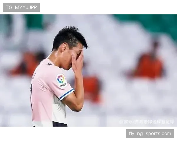 武磊家沙发随手一坐就是豪宅感，我这月工资秒被羞辱